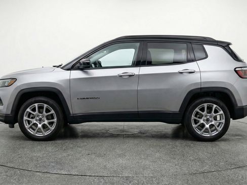 Used 2025 Jeep Compass Limited image 4