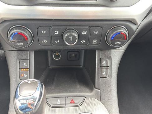 Used 2019 GMC Acadia SLT AWD/4WD image 25