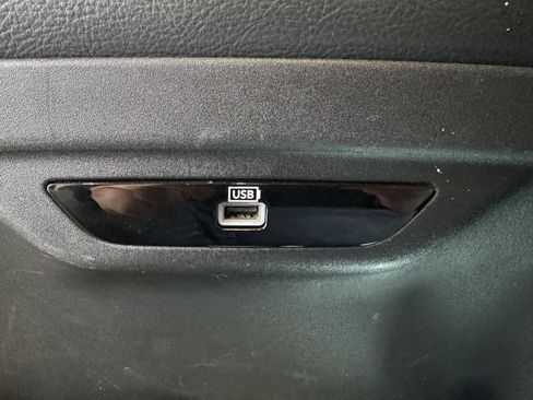 Used 2018 Chrysler Pacifica Touring-L w/ Tire & Wheel Group image 39