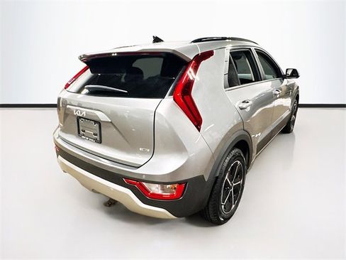 Used 2023 Kia Niro EX image 7