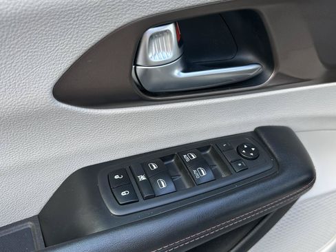 Used 2019 Chrysler Pacifica Touring-L FWD image 23