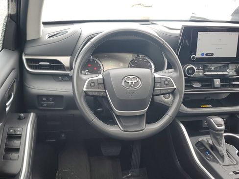 Used 2025 Toyota Highlander XLE AWD/4WD image 11