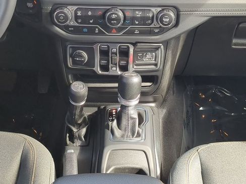 Used 2025 Jeep Wrangler Unlimited Sahara AWD/4WD image 19