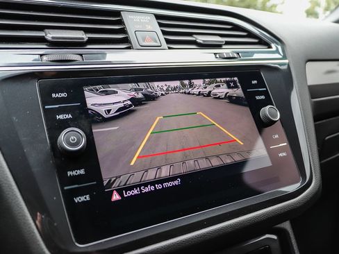 Certified 2022 Volkswagen Tiguan SE R-Line FWD image 23