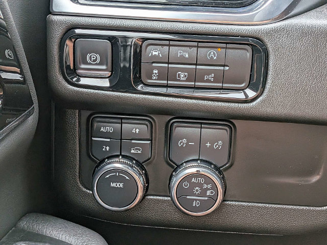 Used 2025 GMC Yukon XL Denali AWD/4WD image 25