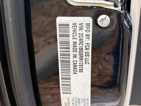 Used 2024 Chrysler Pacifica Touring-L image 24