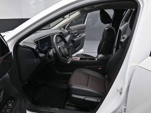 Used 2025 Nissan Kicks SR image 14