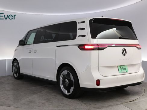 Used 2025 Volkswagen ID. Buzz Pro S RWD image 17