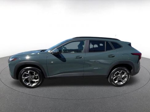 Used 2025 Chevrolet Trax LT FWD image 8