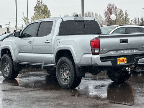 Used 2022 Toyota Tacoma SR5 w/ Technology Package image 6