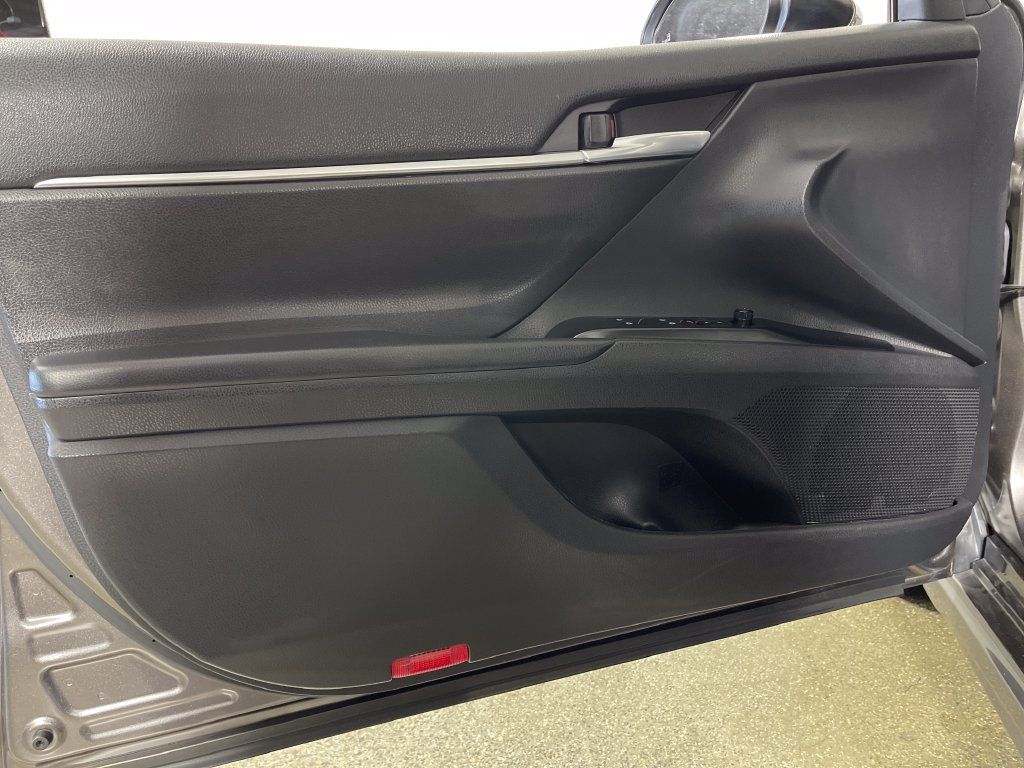 Certified 2020 Toyota Camry SE w/ Sunroof Package FWD image 17