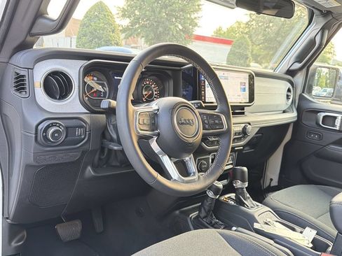 Used 2025 Jeep Wrangler Unlimited Sahara AWD/4WD image 10