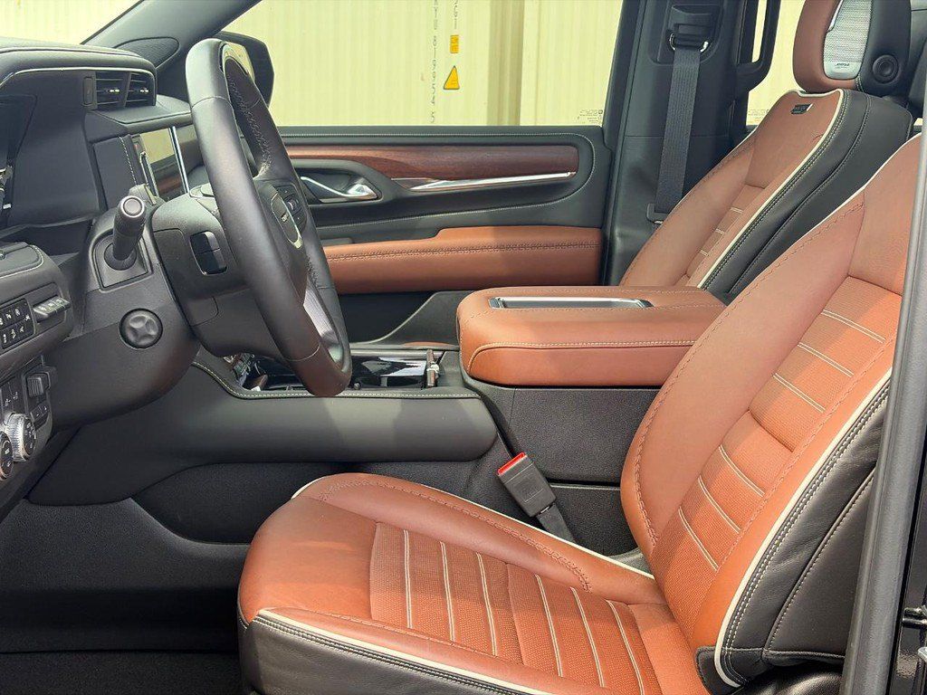 Used 2023 GMC Yukon XL Denali Ultimate AWD/4WD image 4