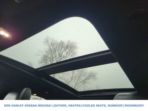 Used 2025 Chrysler Pacifica Limited image 37