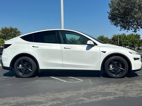 Used 2026 Tesla Model Y Long Range AWD/4WD image 3
