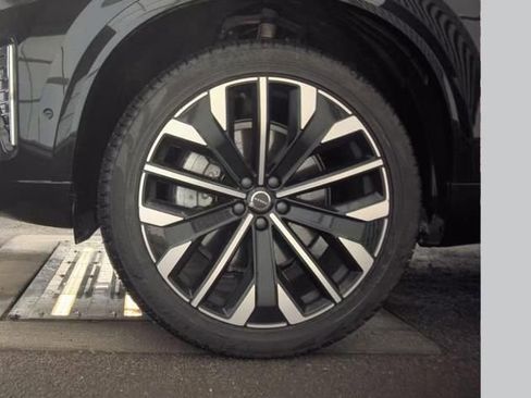 Used 2025 Volvo XC90 B5 Plus AWD/4WD image 9