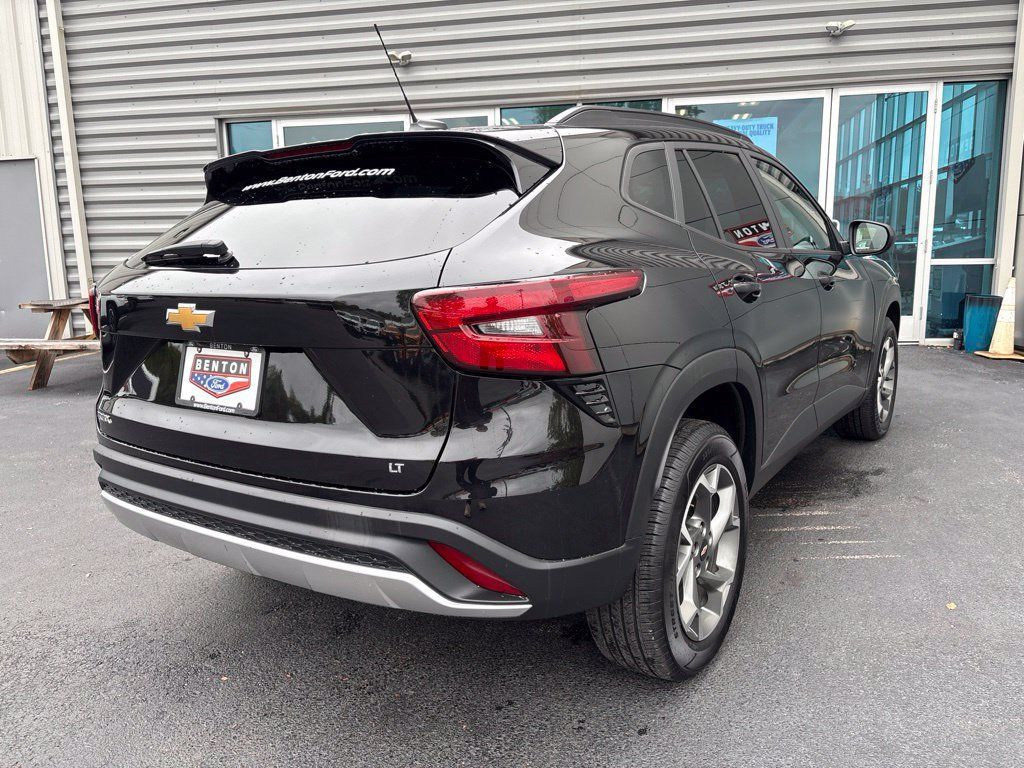 Used 2025 Chevrolet Trax LT FWD image 3
