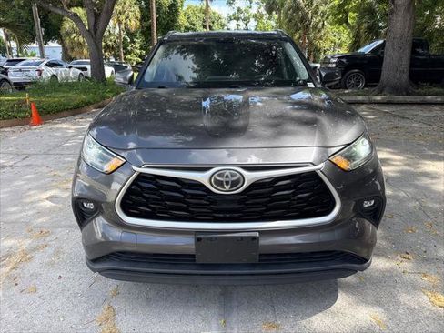 Used 2021 Toyota Highlander XLE AWD/4WD image 3