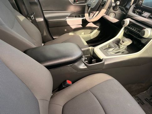 Used 2022 Toyota RAV4 LE FWD image 12