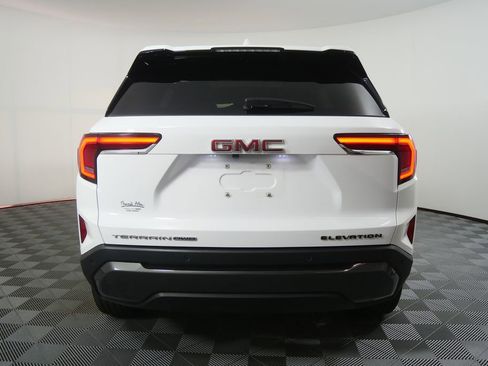 Used 2025 GMC Terrain Elevation w/ Elevation Premium Package AWD/4WD image 4