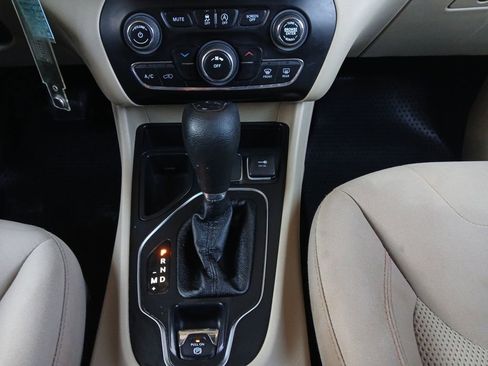 Used 2019 Jeep Cherokee Latitude w/ Popular Appearance Group image 9