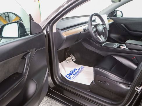 Used 2022 Tesla Model Y Performance image 3