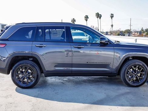 New 2026 Jeep Grand Cherokee Altitude image 13