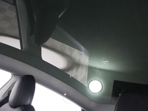 Used 2021 Tesla Model Y Long Range image 23