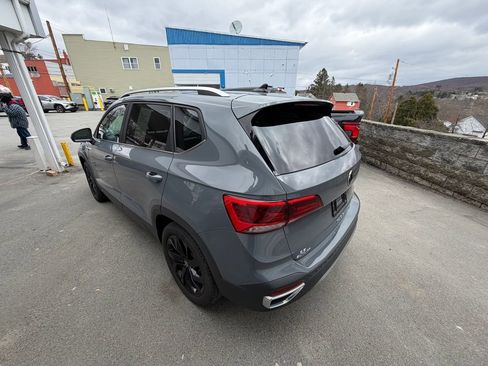Used 2023 Volkswagen Taos SE w/ Panoramic Sunroof Package image 3