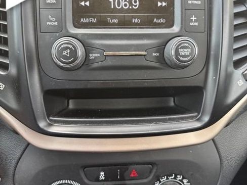 Used 2016 Jeep Cherokee Sport FWD image 9