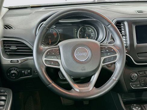 Used 2019 Jeep Cherokee Latitude Plus w/ Comfort/Convenience Group image 17