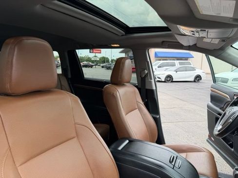 Used 2017 Toyota Highlander Limited AWD/4WD image 46