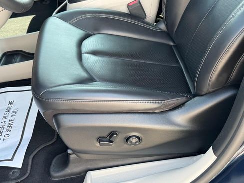 Used 2023 Chrysler Pacifica Touring-L FWD image 29