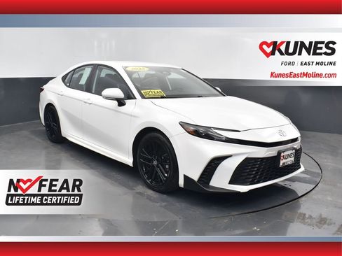 Used 2025 Toyota Camry SE image 1