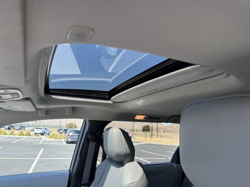 Used 2025 Toyota Sienna XLE FWD image 27