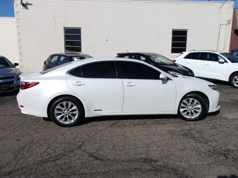 Used 2013 Lexus ES 300h w/ Luxury Pkg image 4