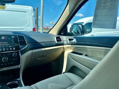 Used 2022 Jeep Grand Cherokee Laredo E AWD/4WD image 11