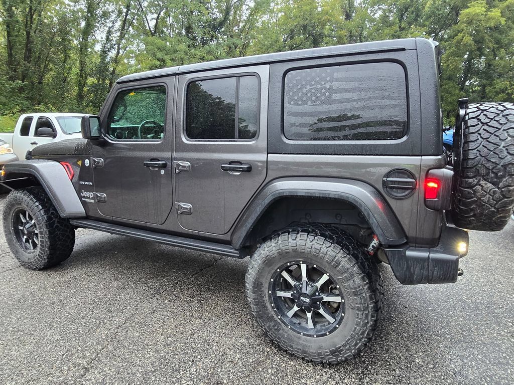 Used 2018 Jeep Wrangler Unlimited Sahara w/ Cold Weather Group AWD/4WD image 5