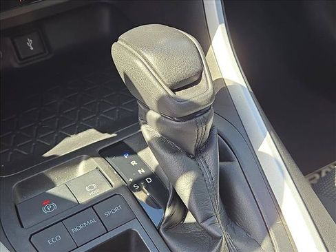 Used 2021 Toyota RAV4 LE FWD image 11