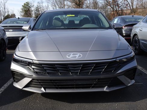 New 2026 Hyundai Elantra SE image 3