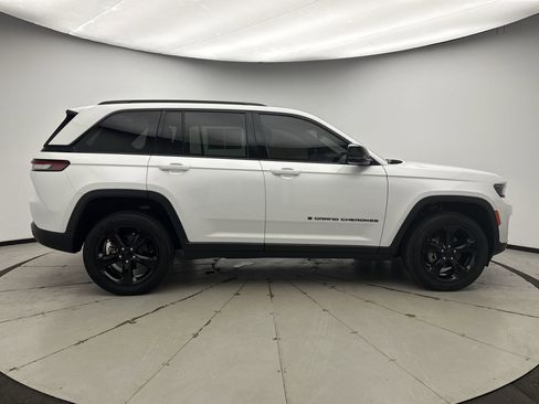 Used 2023 Jeep Grand Cherokee Altitude image 6
