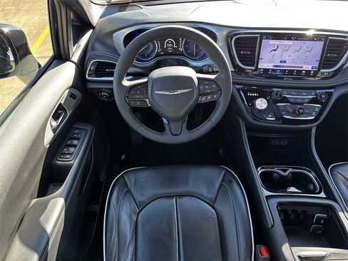 Used 2025 Chrysler Pacifica Limited image 15