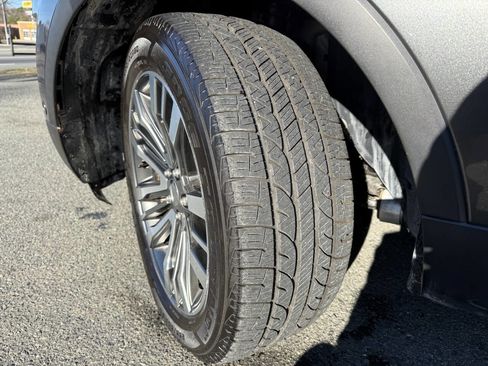 Used 2016 Ford Explorer Platinum image 27