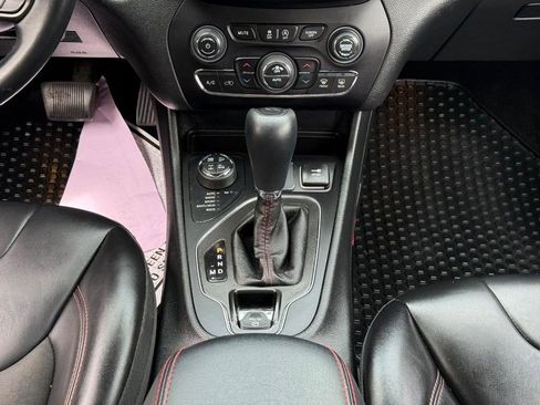 Used 2019 Jeep Cherokee Trailhawk w/ Cold Weather Group AWD/4WD image 18