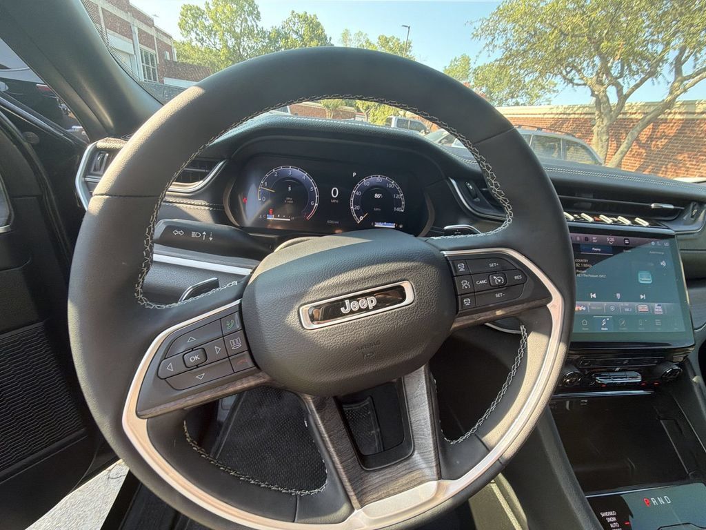 Used 2025 Jeep Grand Cherokee L Limited AWD/4WD image 6