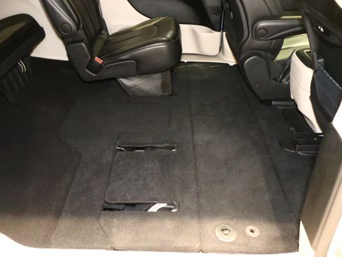 Used 2024 Chrysler Pacifica Touring-L image 42