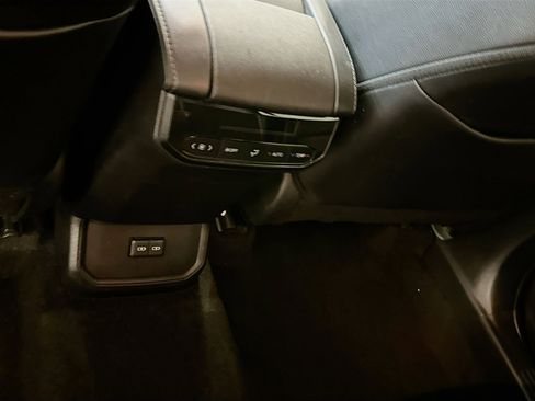 Used 2024 Toyota Highlander XLE image 29