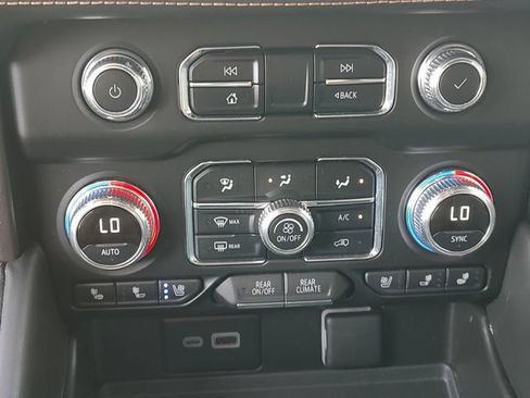 Used 2024 GMC Yukon AT4 w/ Technology Package AWD/4WD image 16