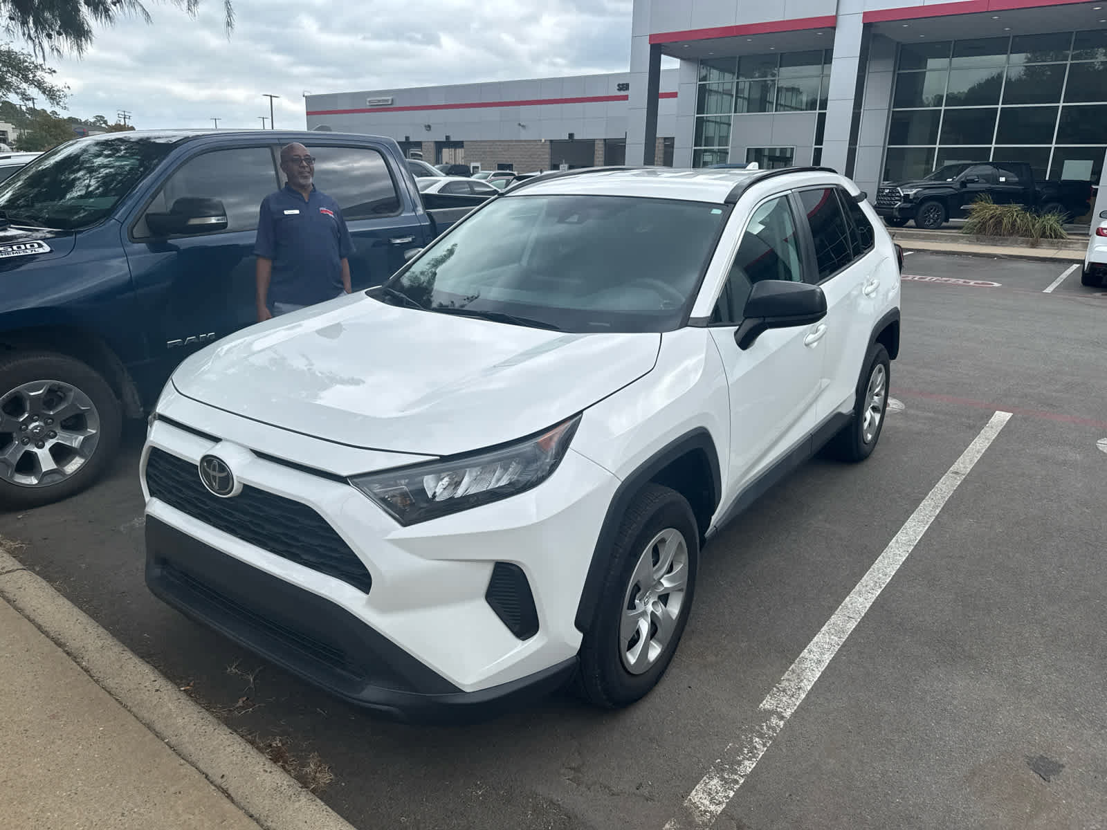 Used 2021 Toyota RAV4 LE FWD image 2
