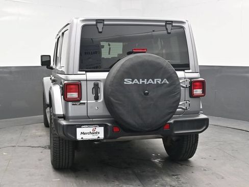 Used 2018 Jeep Wrangler Unlimited Sahara AWD/4WD image 5